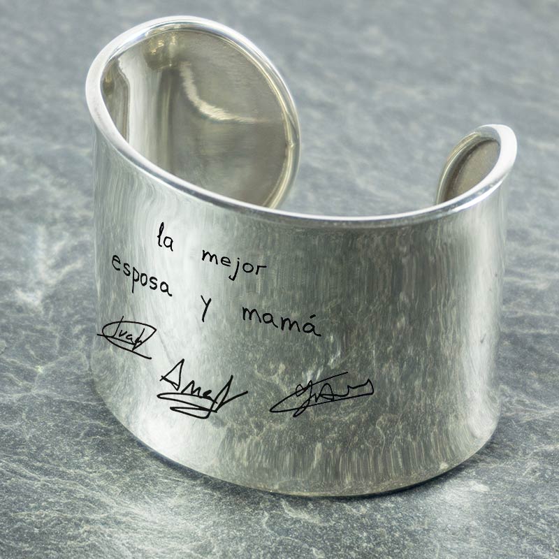 Regalos personalizados: Joyas personalizadas: Brazalete de plata personalizado con firmas