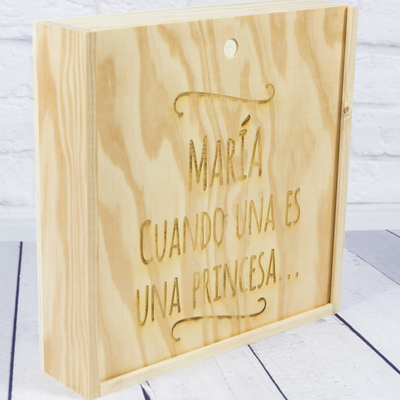 Caja de madera grabada