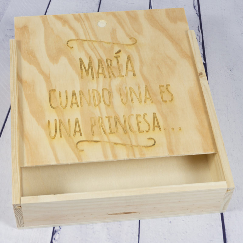 Caja de madera grabada