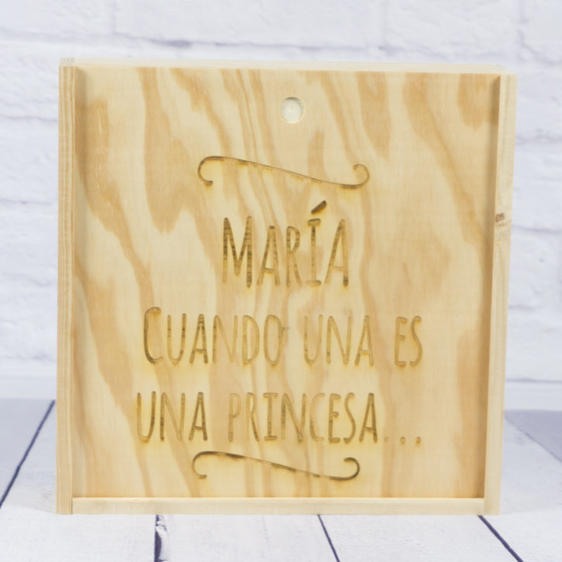 Caja de madera grabada