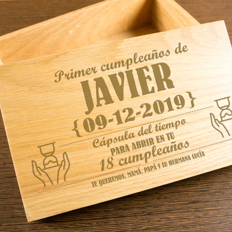 Regalos personalizados: Regalos con nombre: Caja de recuerdos en madera grabada