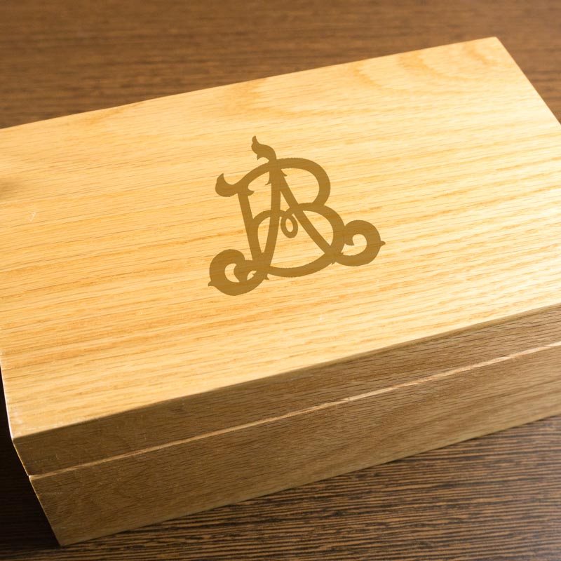 Regalos personalizados: Regalos con nombre: Caja de roble personalizada con monograma