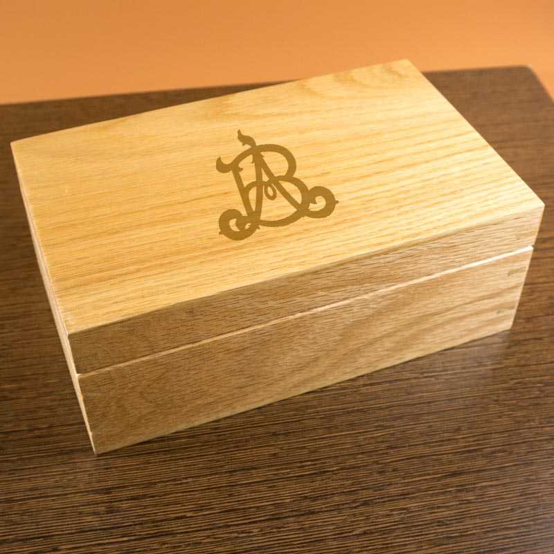 Regalos personalizados: Regalos con nombre: Caja de roble personalizada con monograma