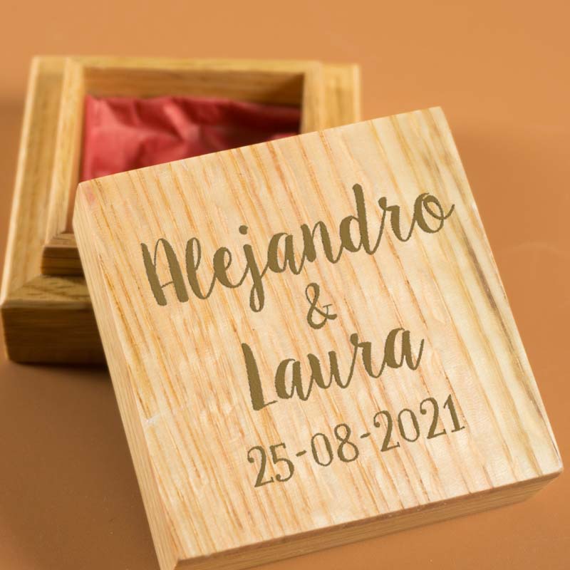 Regalos personalizados: Regalos con nombre: Caja para anillos de boda grabado con nombres