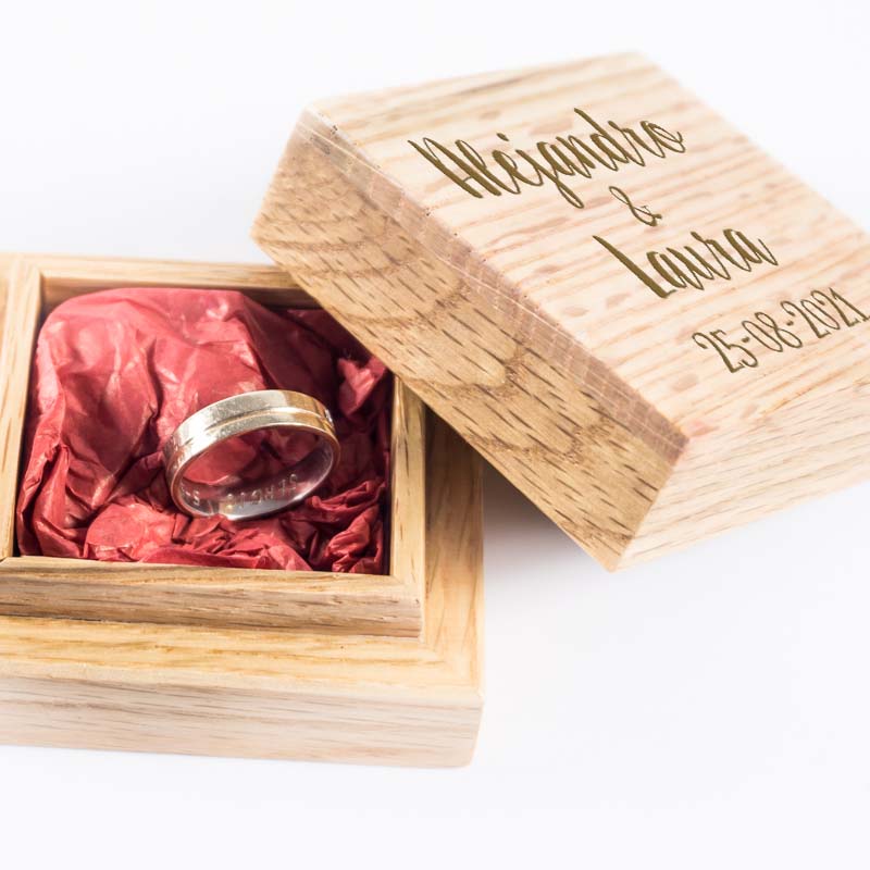 Regalos personalizados: Regalos con nombre: Caja para anillos de boda grabado con nombres