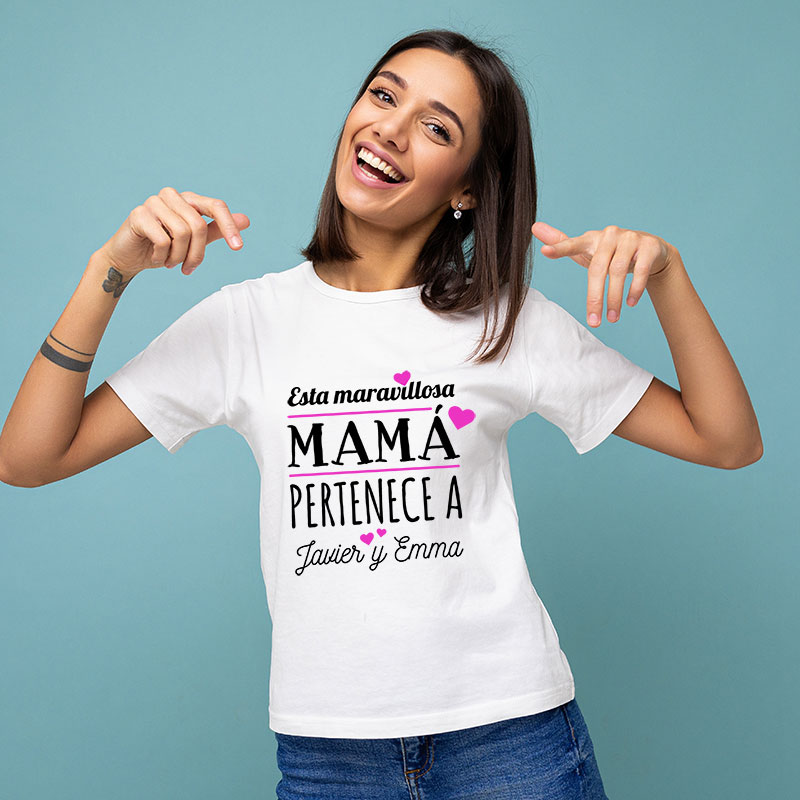 Regalos personalizados: Camisetas personalizadas: Camiseta personalizada 'Mamá pertenece a...'