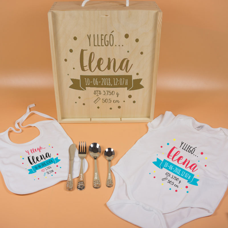 Regalos personalizados: Regalos con nombre: Canastilla para bebé personalizada 'Y llegó...'