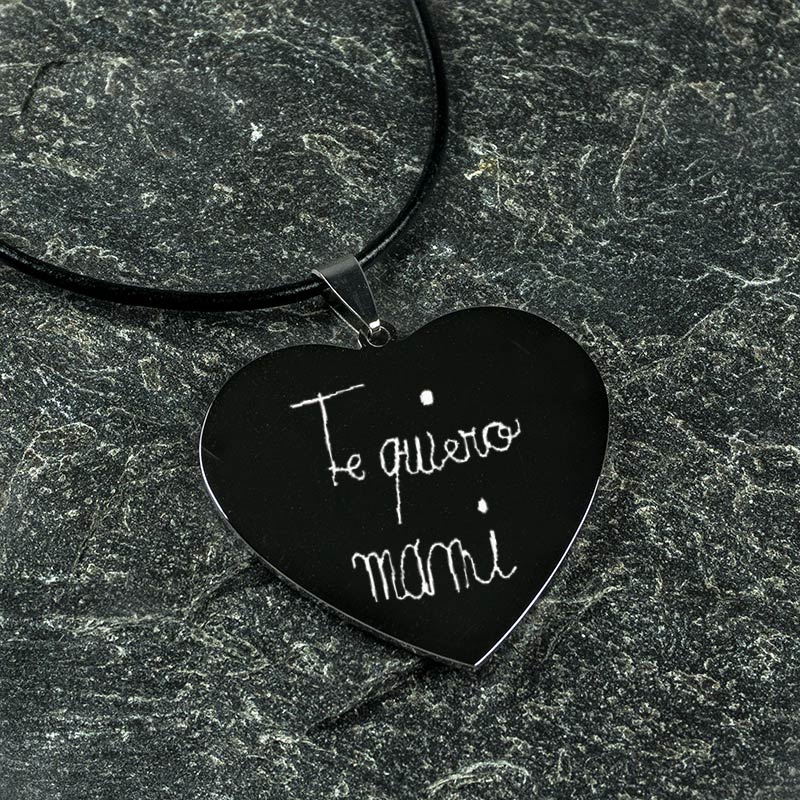 Regalos personalizados: Joyas personalizadas: Colgante corazón con tu letra grabada