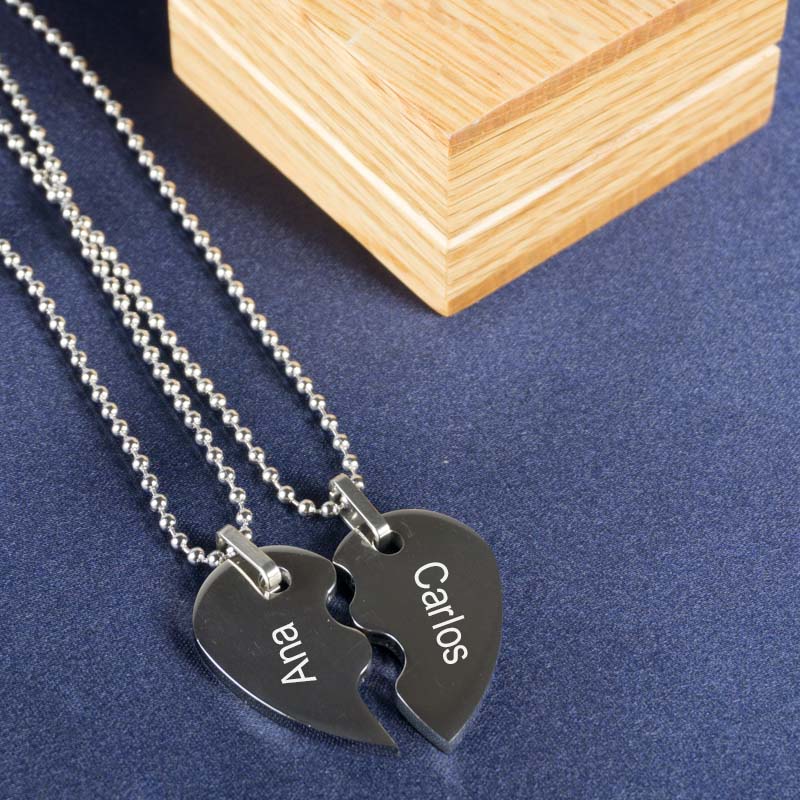 Regalos personalizados: Joyas personalizadas: Colgante corazón partido grabado