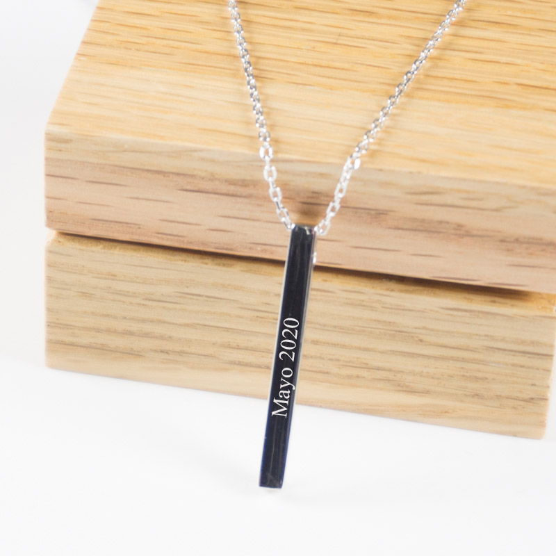 Regalos personalizados: Joyas personalizadas: Colgante de plata barra vertical grabada