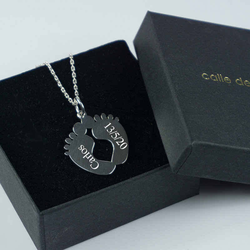 Regalos personalizados: Joyas personalizadas: Colgante de plata pies de bebé personalizados