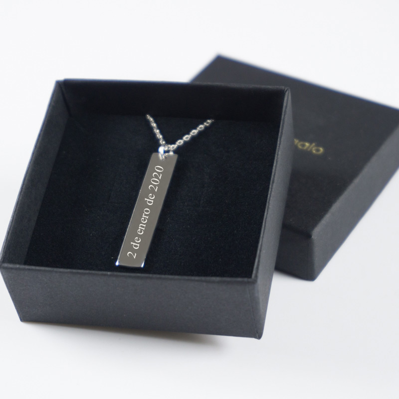 Regalos personalizados: Joyas personalizadas: Colgante de plata vertical personalizado con nombre