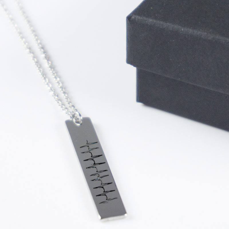 Regalos personalizados: Regalos con nombre: Colgante de plata vertical personalizado 'Latidos'