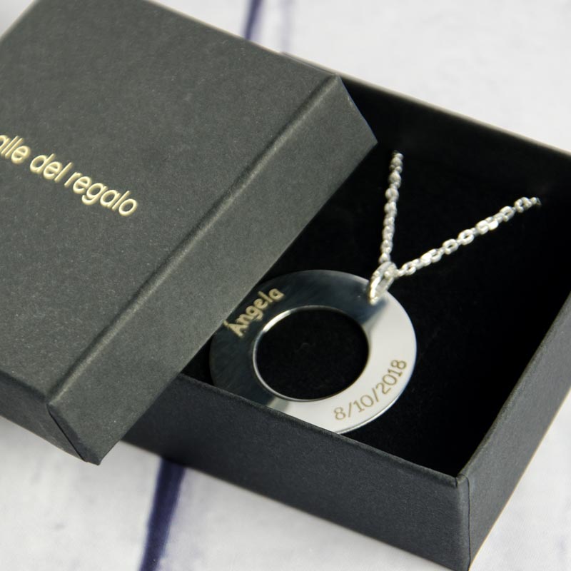 Regalos personalizados: Joyas personalizadas: Colgante ficha de plata grabada