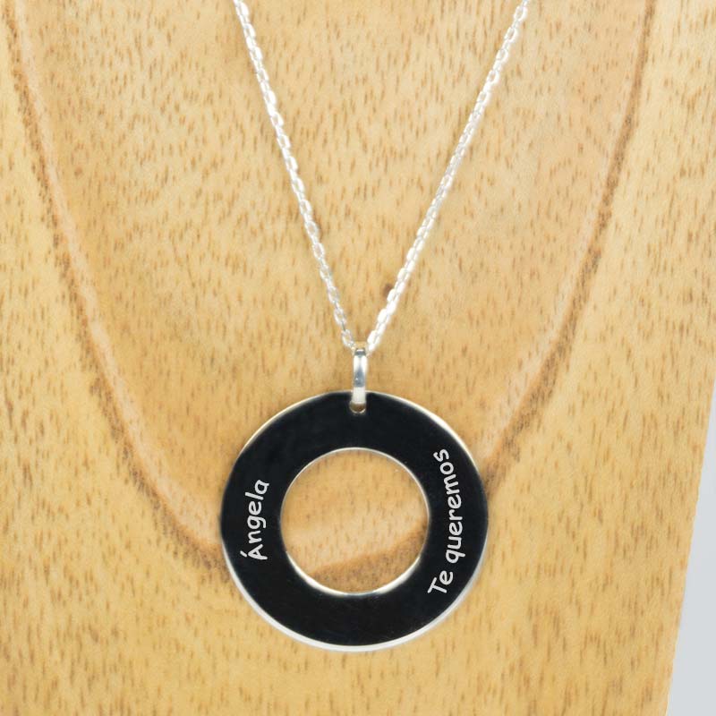 Regalos personalizados: Joyas personalizadas: Colgante ficha de plata grabada