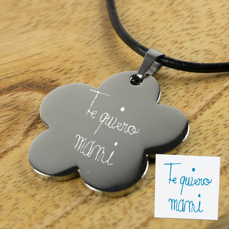 Regalos personalizados: Joyas personalizadas: Colgante flor con tu letra grabada