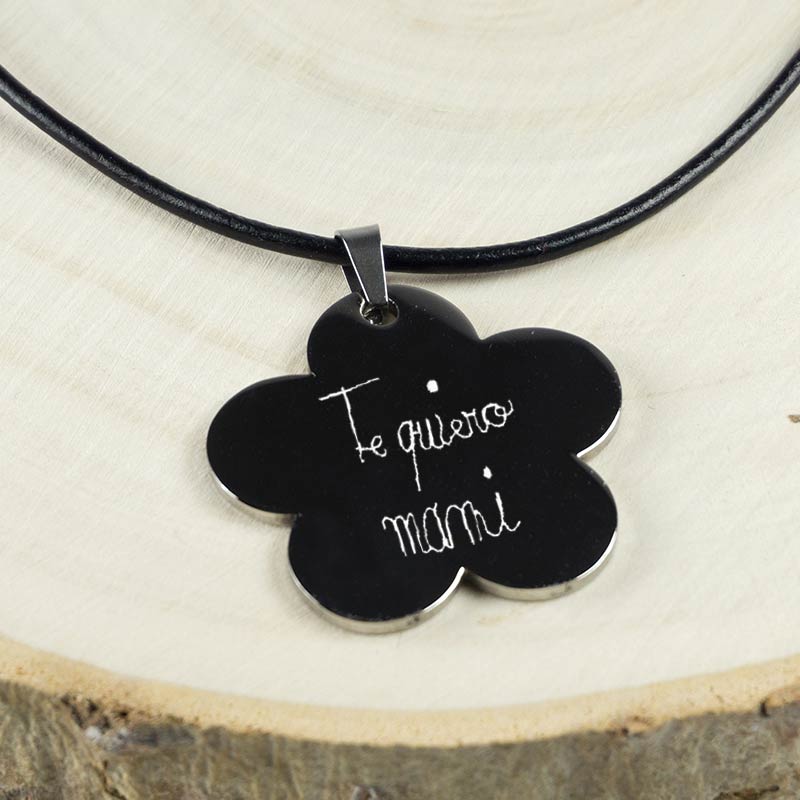 Regalos personalizados: Joyas personalizadas: Colgante flor con tu letra grabada