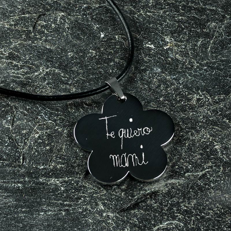 Regalos personalizados: Joyas personalizadas: Colgante flor con tu letra grabada