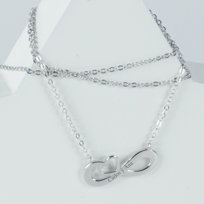 Regalos personalizados: Joyas personalizadas: Colgante infinito de plata grabada