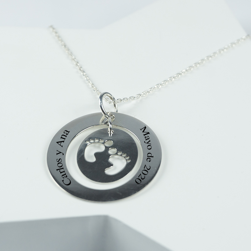 Regalos personalizados: Joyas personalizadas: Colgante pies de plata personalizado