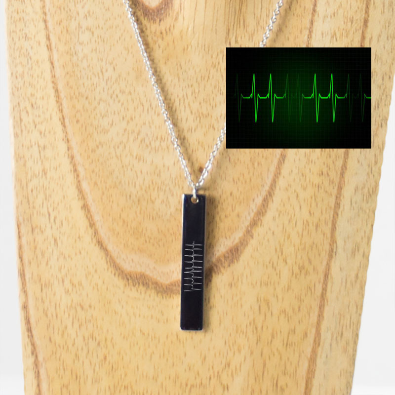 Regalos personalizados: Regalos con nombre: Colgante vertical personalizado 'Latidos'
