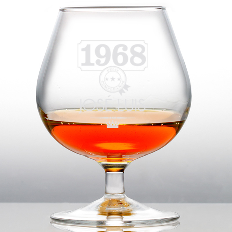 Regalos personalizados: Cristalería personalizada: Copa de Coñac grabada 'Año de nacimiento'