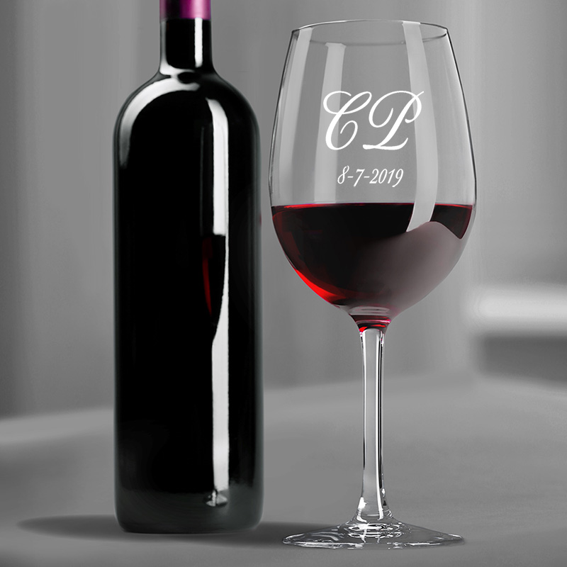 Regalos personalizados: Cristalería personalizada: Copa de vino con iniciales grabadas