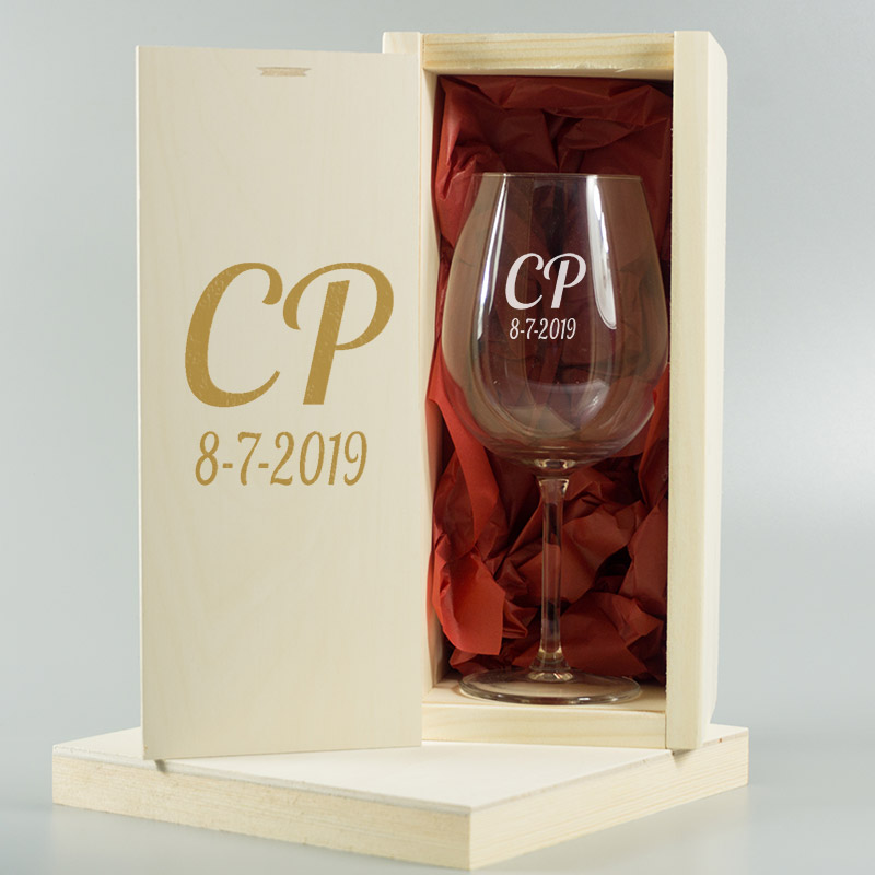 Regalos personalizados: Cristalería personalizada: Copa de vino con iniciales grabadas