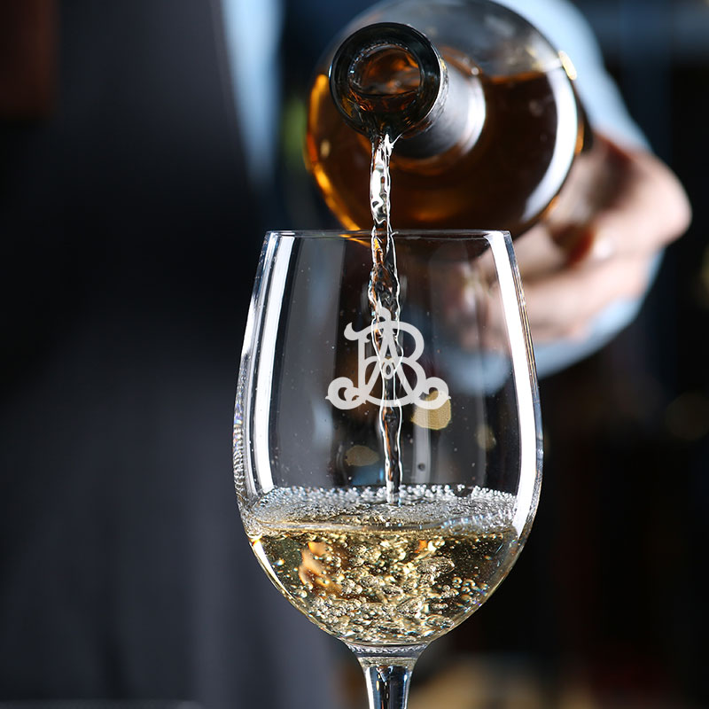 Regalos personalizados: Bebidas personalizadas: Copa de vino con monograma grabado