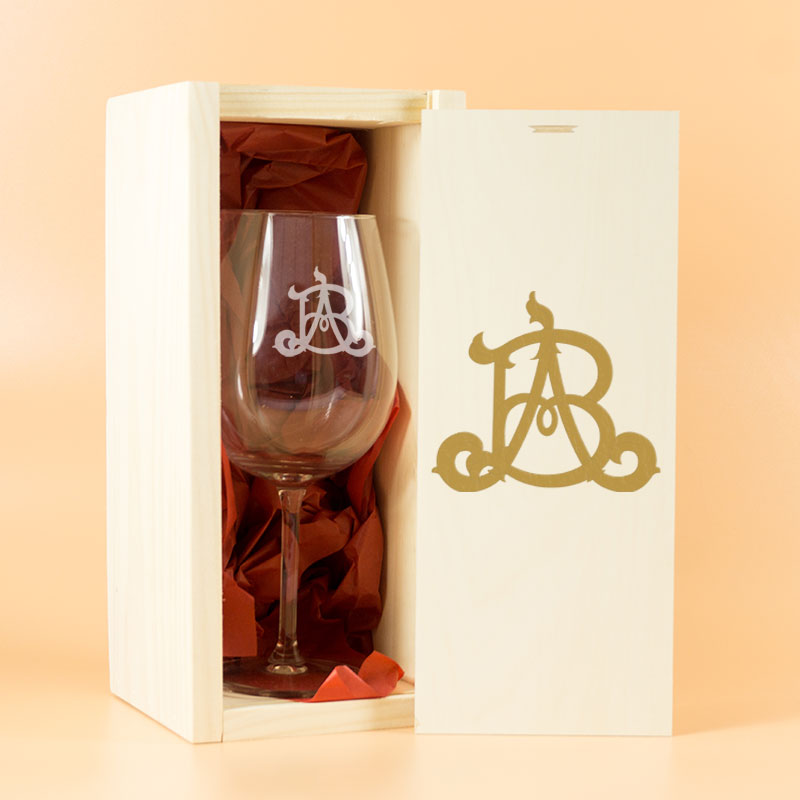 Regalos personalizados: Cristalería personalizada: Copa de vino con monograma grabado