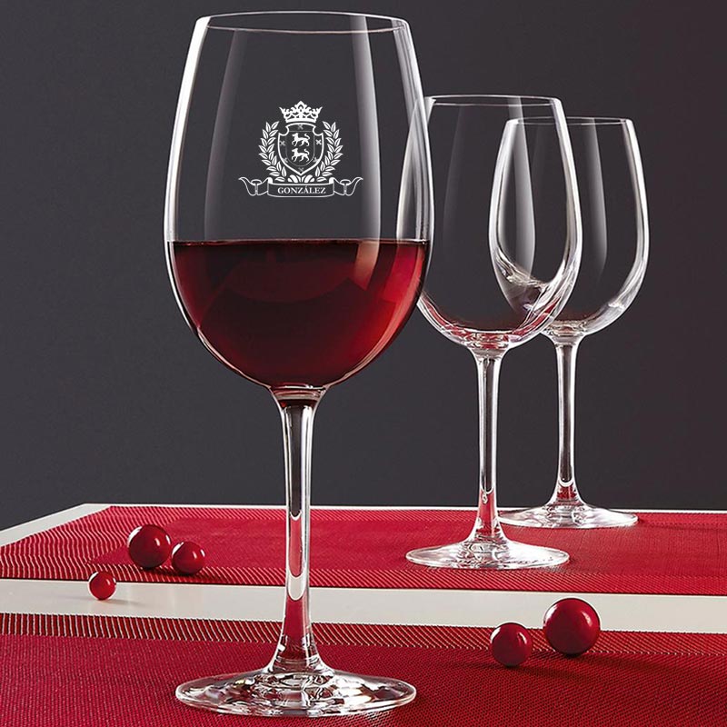 Regalos personalizados: Cristalería personalizada: Copa de vino con un escudo grabado