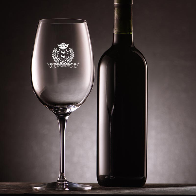 Regalos personalizados: Cristalería personalizada: Copa de vino con un escudo grabado
