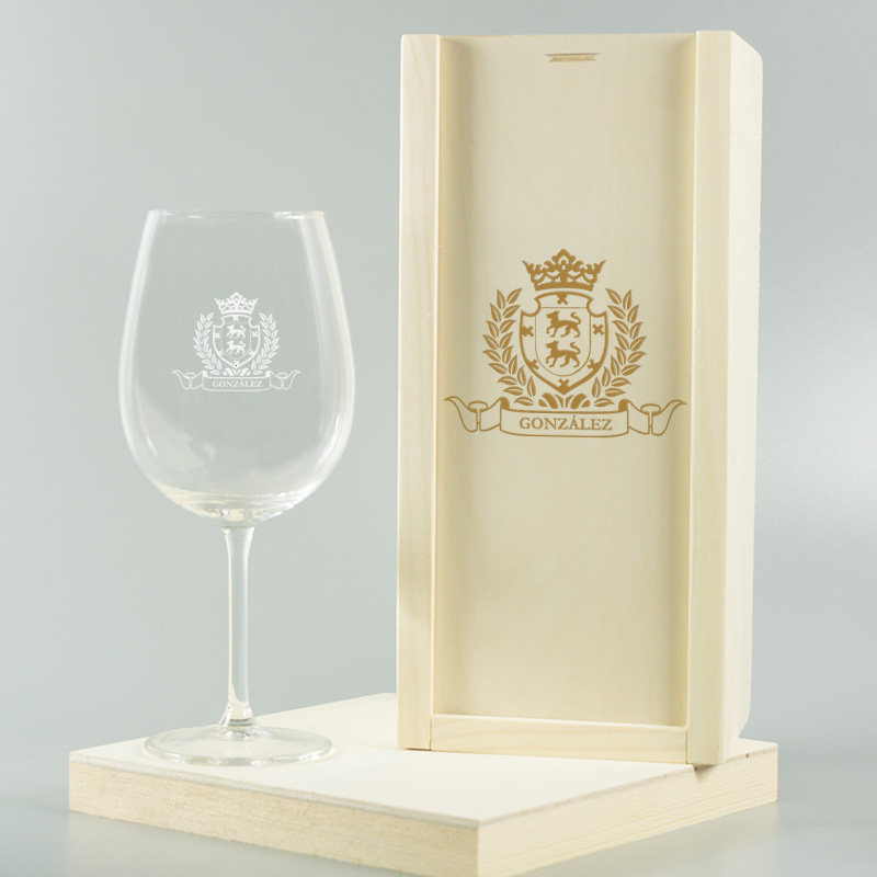 Regalos personalizados: Cristalería personalizada: Copa de vino con un escudo grabado