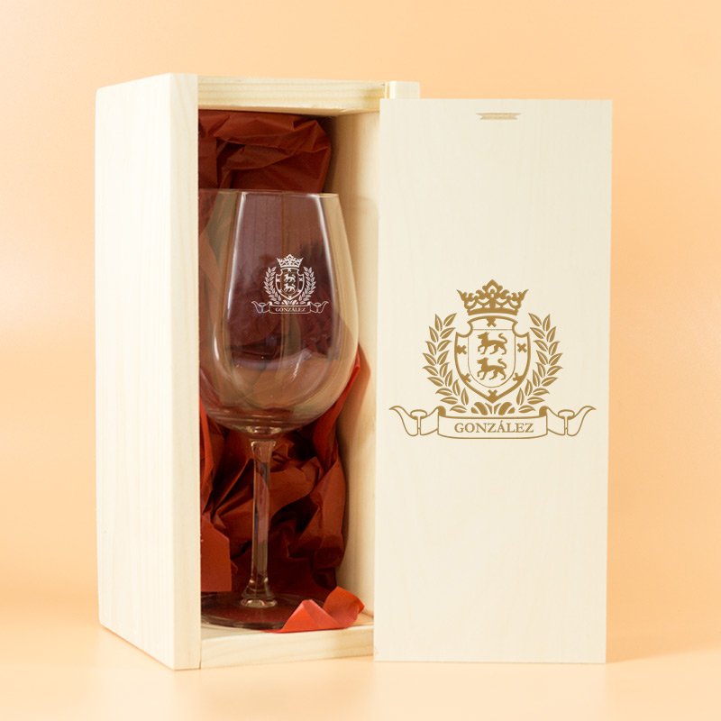 Regalos personalizados: Cristalería personalizada: Copa de vino con un escudo grabado