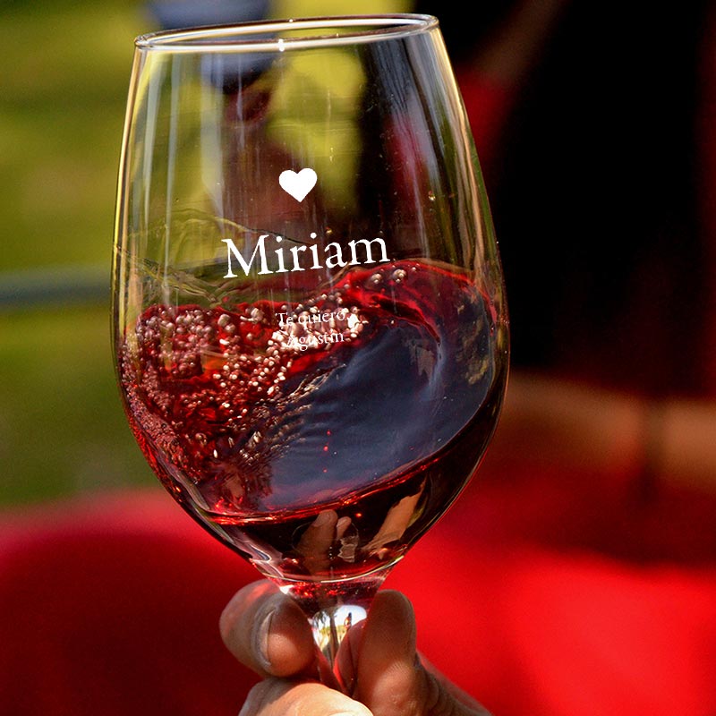 Regalos personalizados: Cristalería personalizada: Copa de vino grabada con corazón