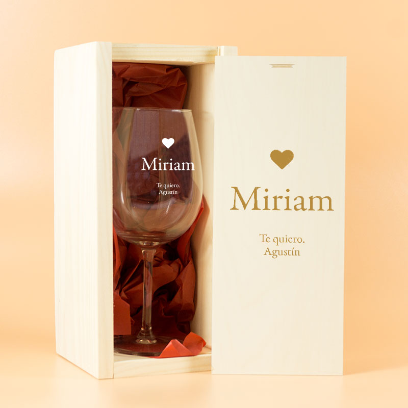 Regalos personalizados: Cristalería personalizada: Copa de vino grabada con corazón