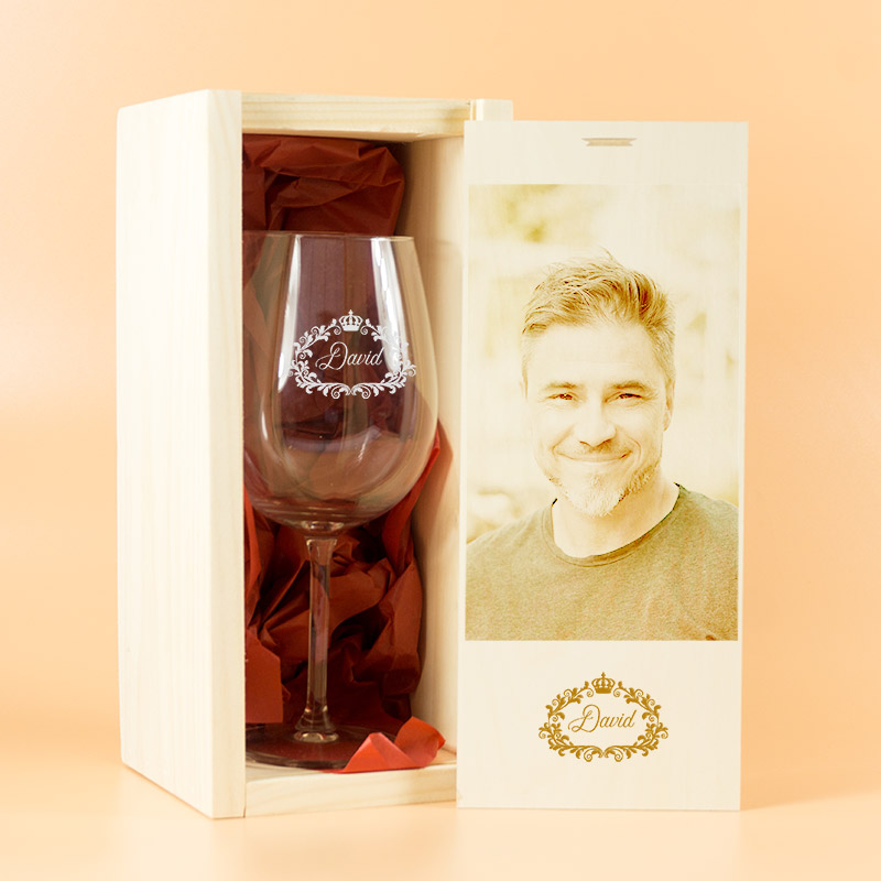 Regalos personalizados: Cristalería personalizada: Copa de vino grabada en caja de madera con foto