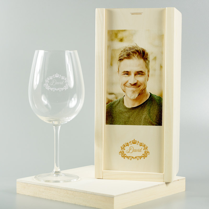 Regalos personalizados: Cristalería personalizada: Copa de vino grabada en caja de madera con foto