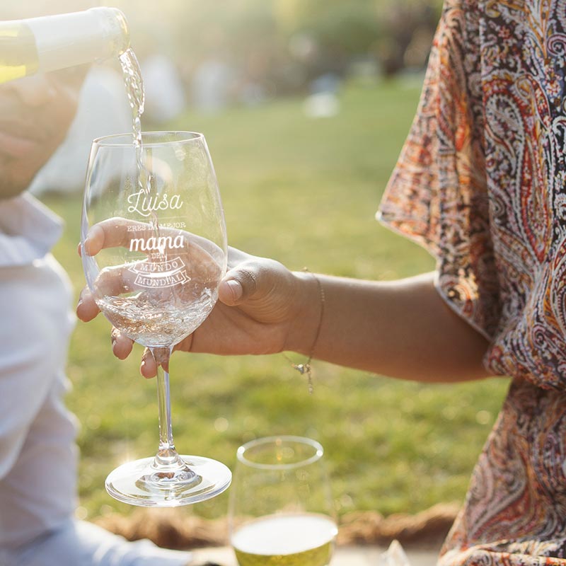 Regalos personalizados: Cristalería personalizada: Copa de vino grabada para madre