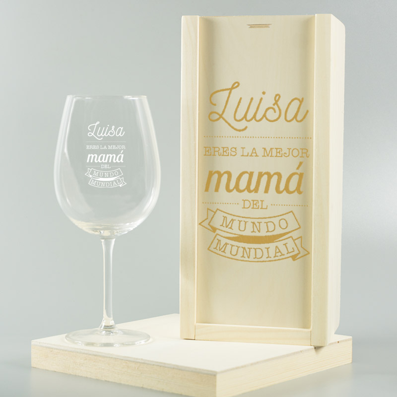 Copas de vino tinto grabadas personalizadas para el día de la madre.  Regalos únicos para mamá con su nombre. El Día de la Madre presenta la  vajilla de