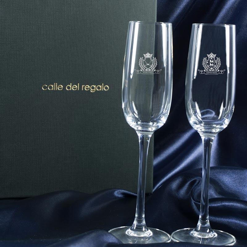 Regalos personalizados: Cristalería personalizada: Copas de cava con dos escudos grabados