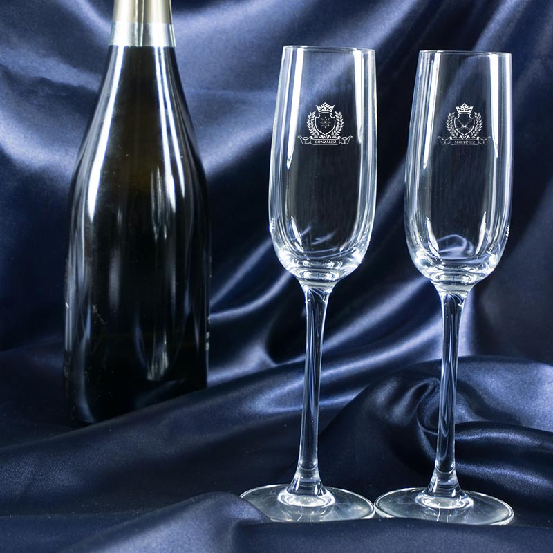 Regalos personalizados: Cristalería personalizada: Copas de cava con dos escudos grabados