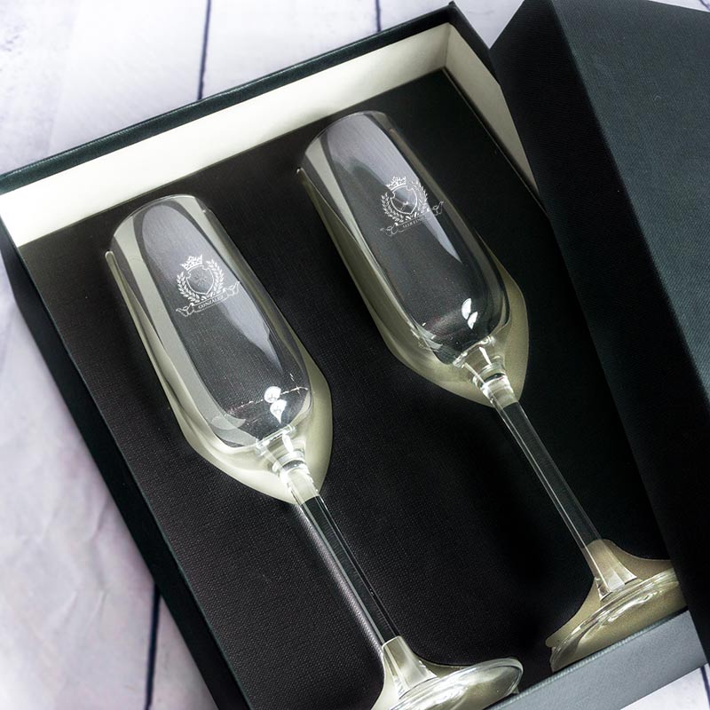 Regalos personalizados: Cristalería personalizada: Copas de cava con dos escudos grabados