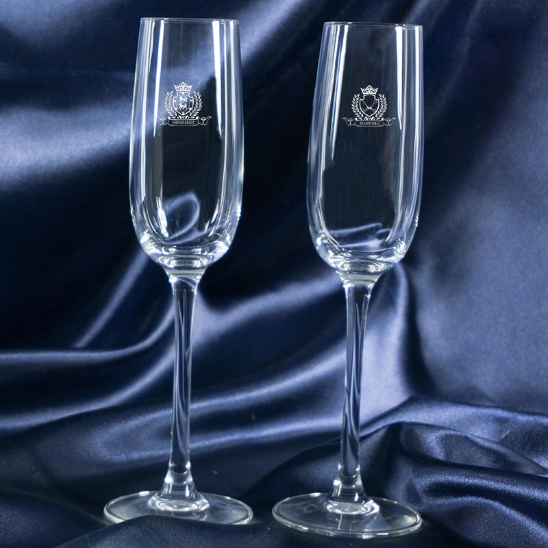 Regalos personalizados: Cristalería personalizada: Copas de cava con dos escudos grabados