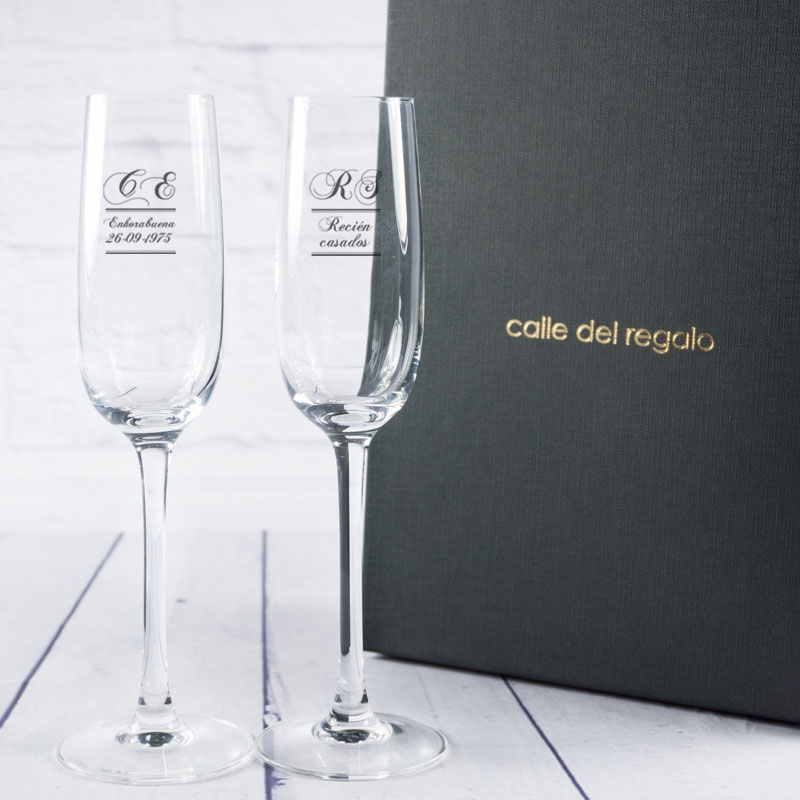 Regalos personalizados: Cristalería personalizada: Copas de cava iniciales grabadas