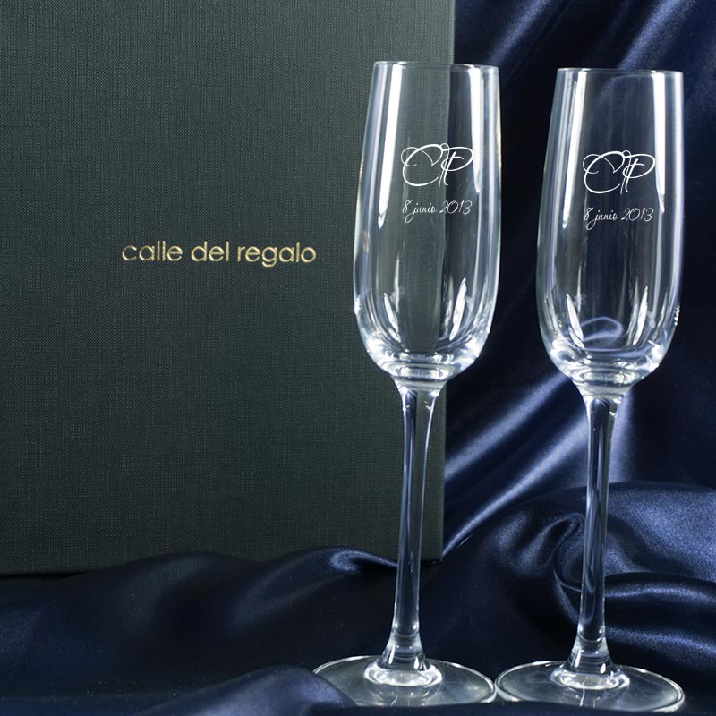 Regalos personalizados: Cristalería personalizada: Copas de cava con iniciales grabadas