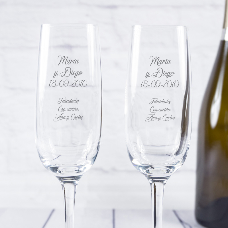 Regalos personalizados: Cristalería personalizada: Copas de cava con texto grabado