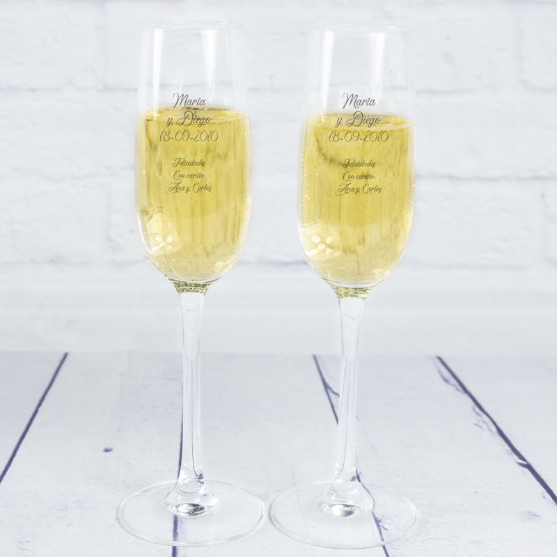 Regalos personalizados: Cristalería personalizada: Copas de cava con texto grabado