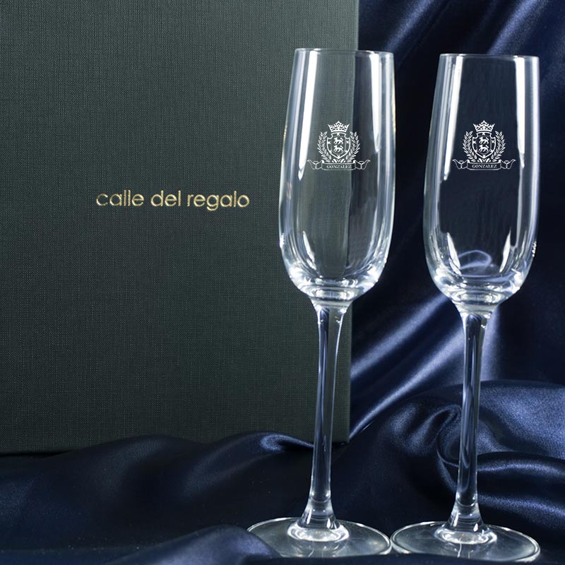 Regalos personalizados: Cristalería personalizada: Copas de cava con un escudo grabado