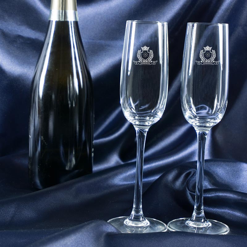 Regalos personalizados: Cristalería personalizada: Copas de cava con un escudo grabado